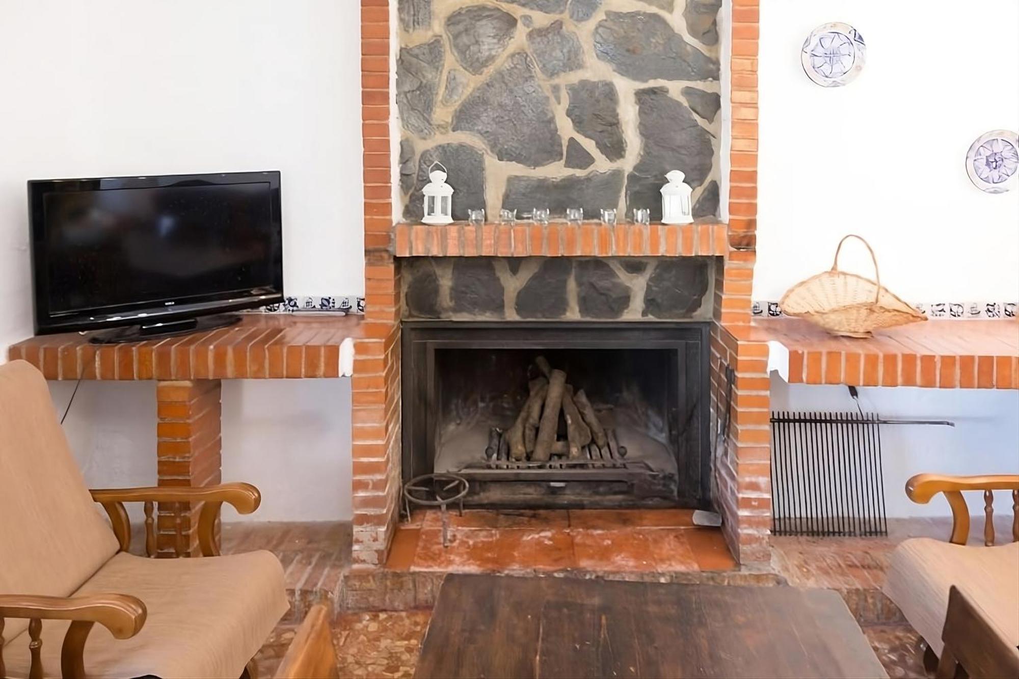 En Parque Natural Con Chimenea, Piscina Y Barbacoa En