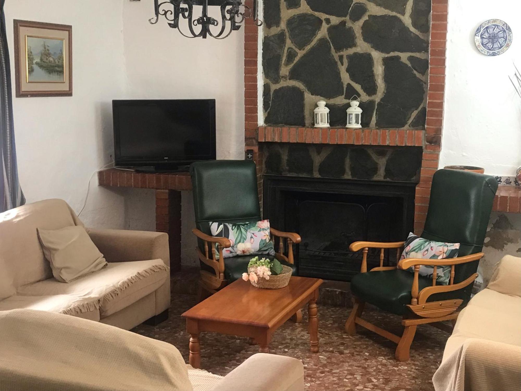 En Parque Natural Con Chimenea, Piscina Y Barbacoa En